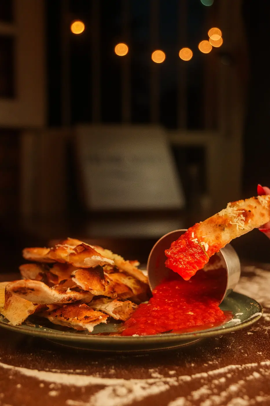 Entrada com pão artesanal e molho de tomate